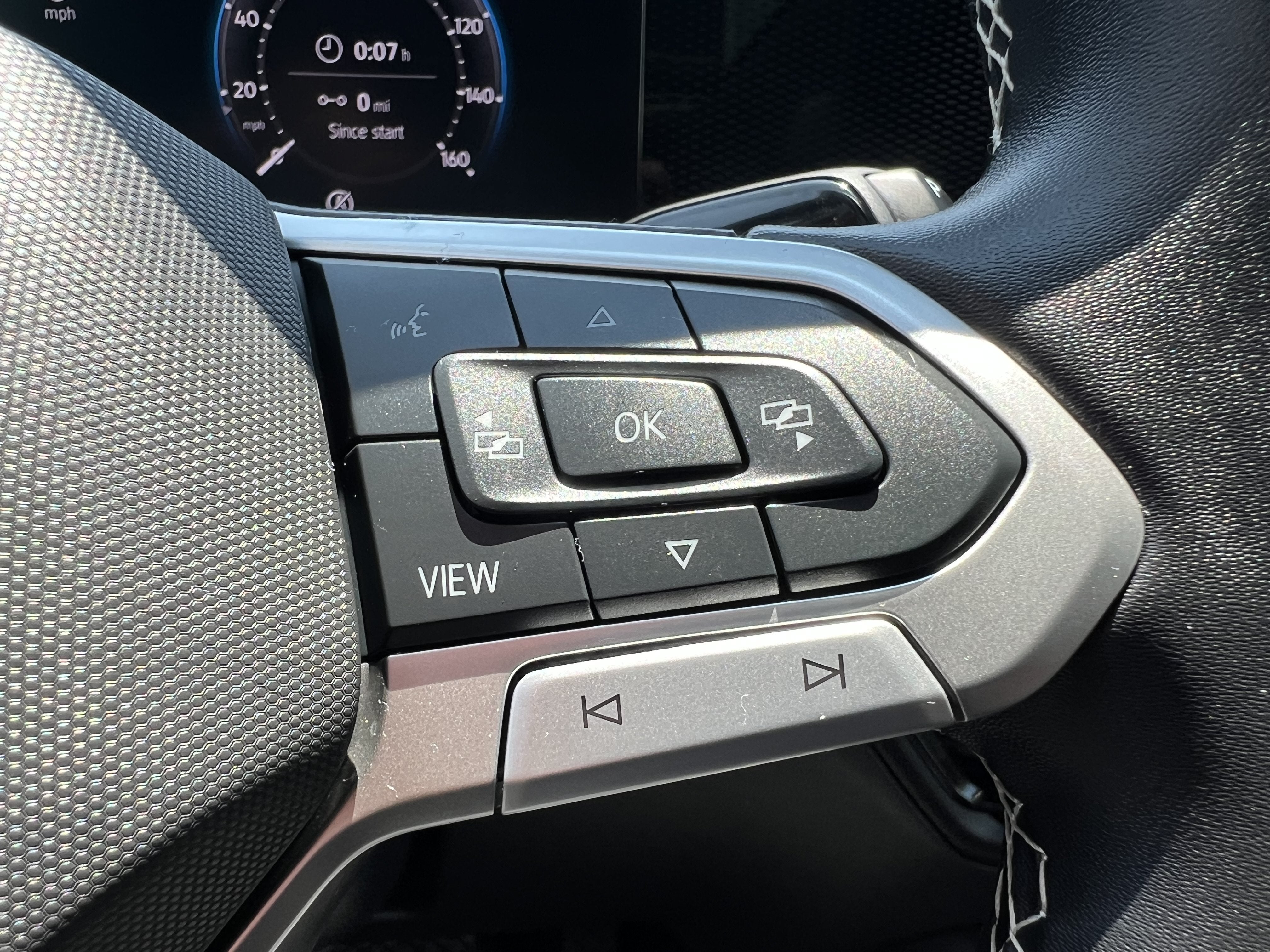 2025 Volkswagen Tiguan SE w/panoramic sunroof