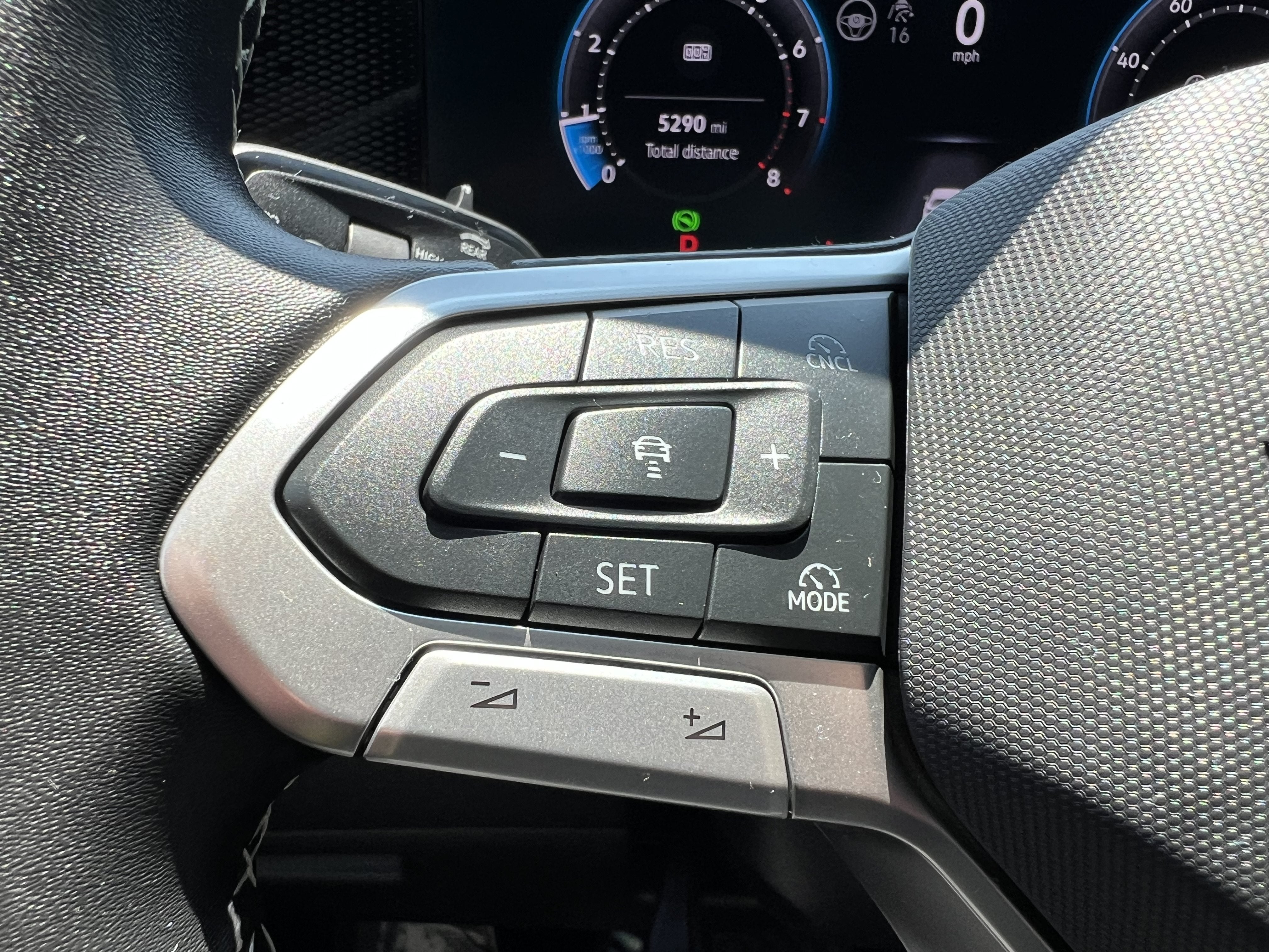 2025 Volkswagen Tiguan SE w/panoramic sunroof