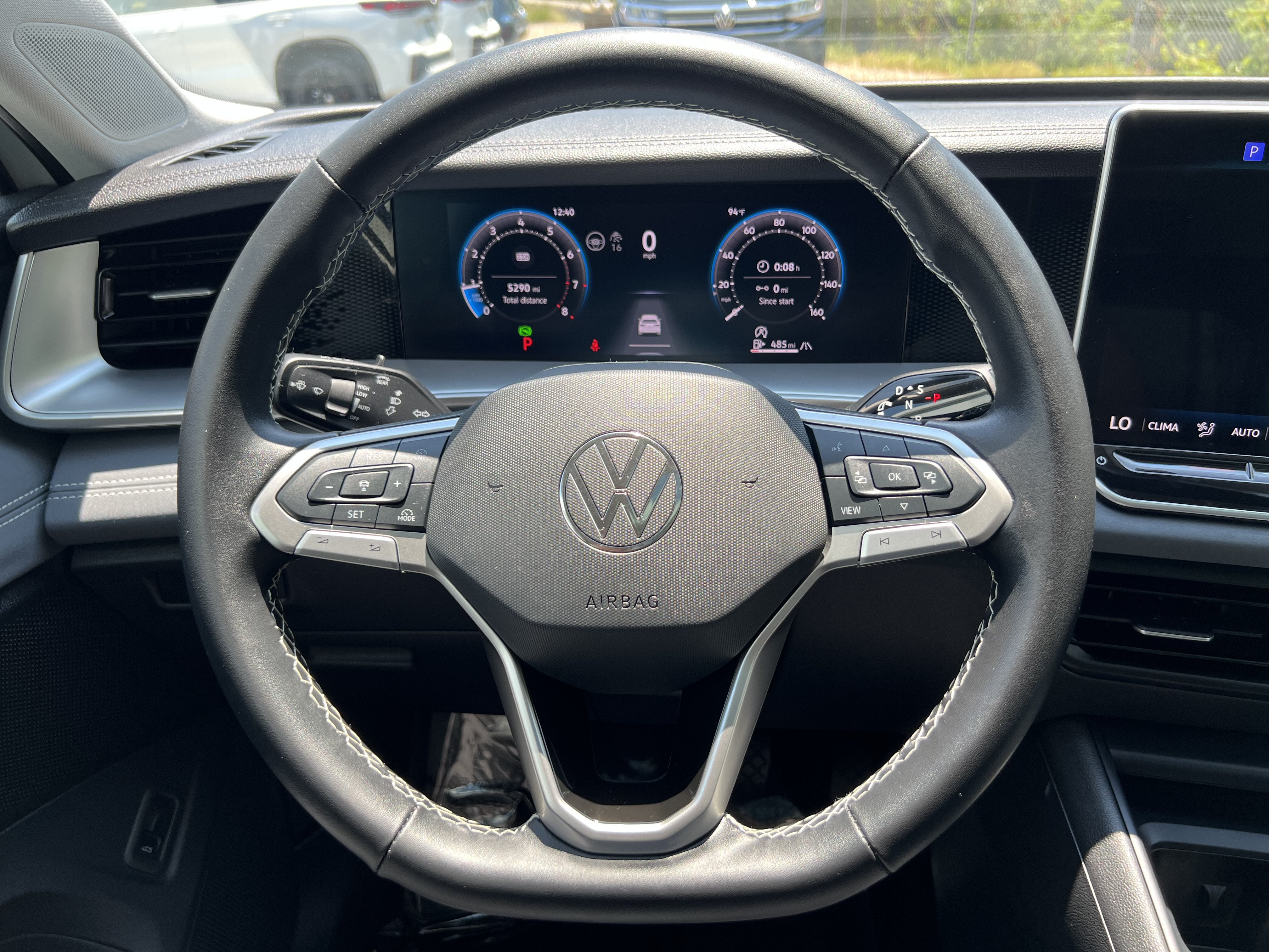 2025 Volkswagen Tiguan SE w/panoramic sunroof