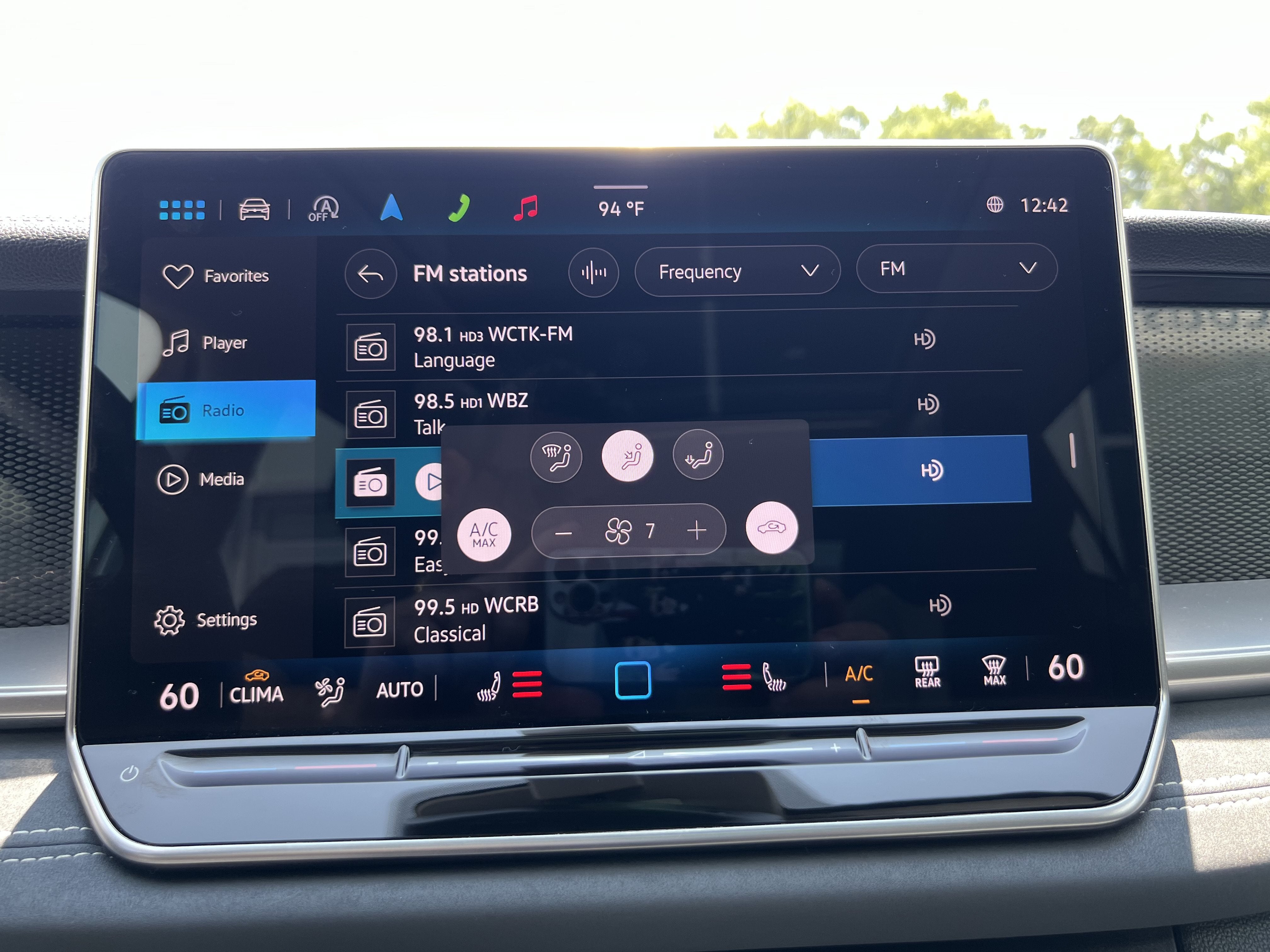 2025 Volkswagen Tiguan SE w/panoramic sunroof