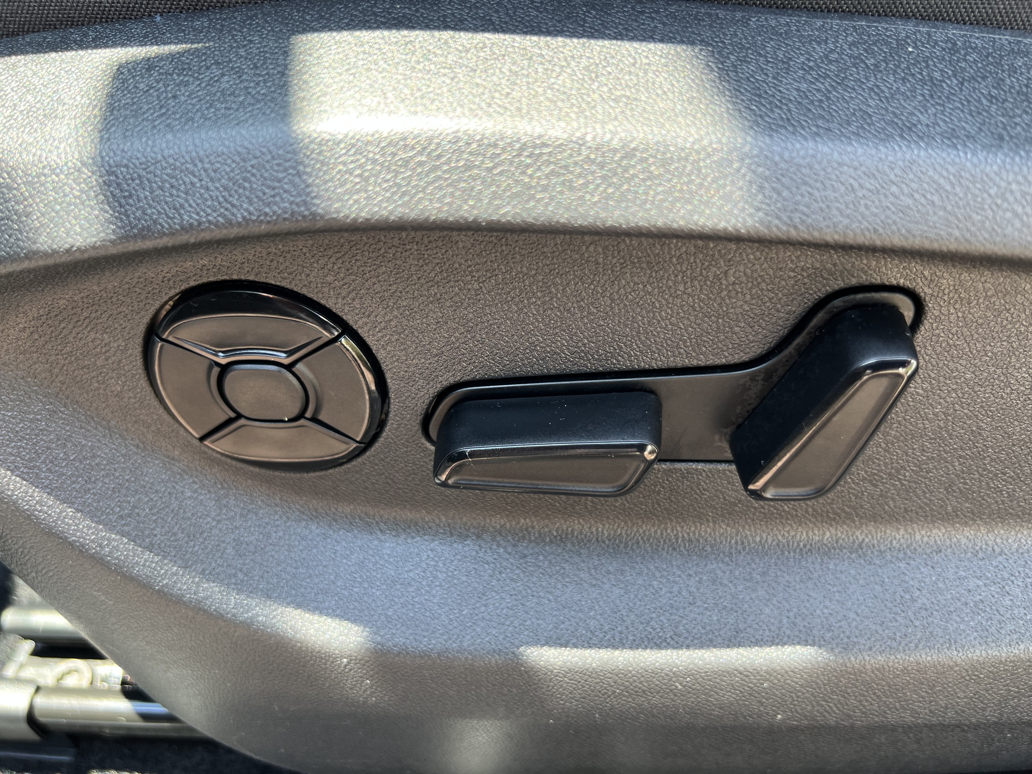 2025 Volkswagen Tiguan SE w/panoramic sunroof