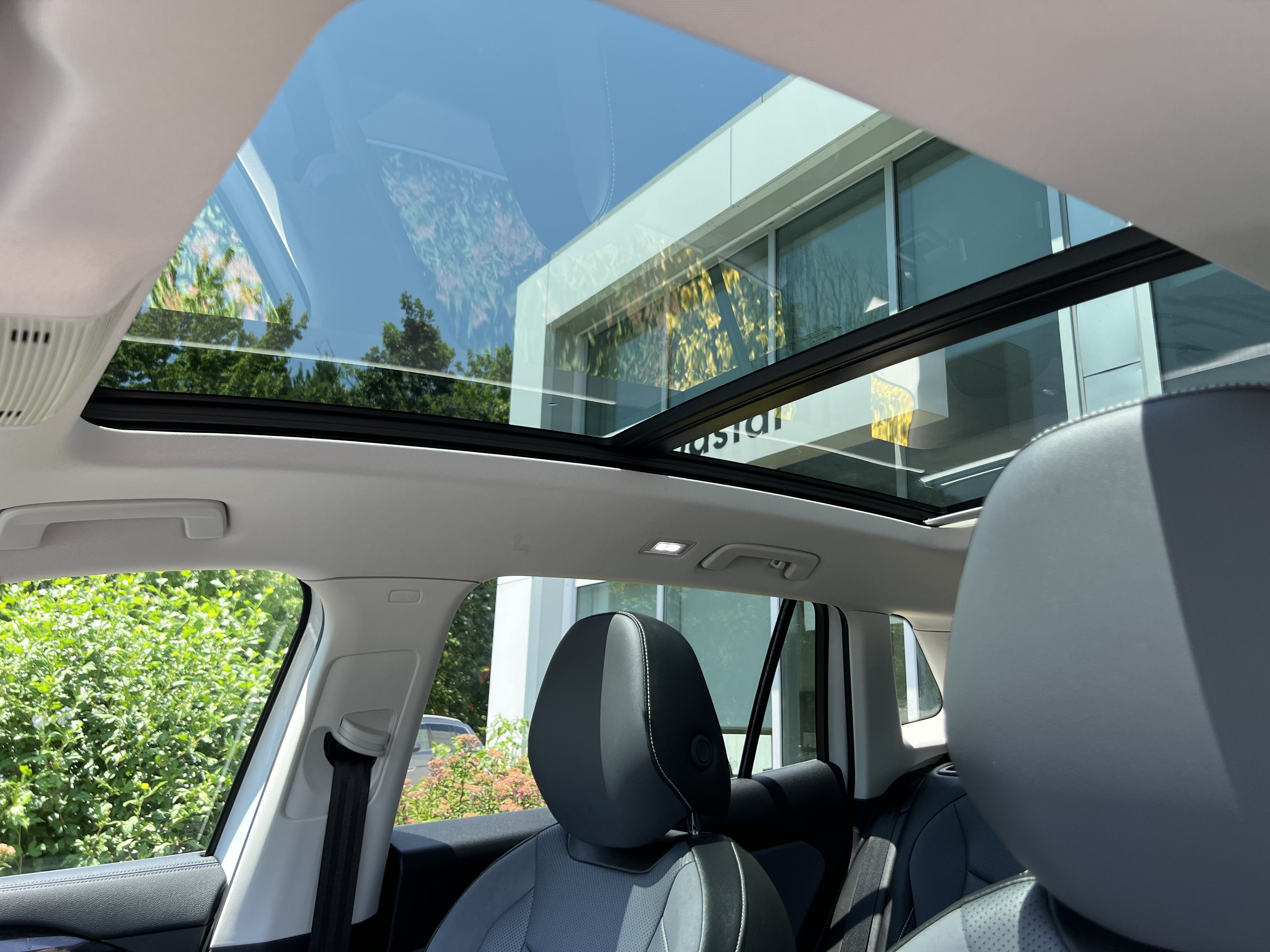 2025 Volkswagen Tiguan SE w/panoramic sunroof