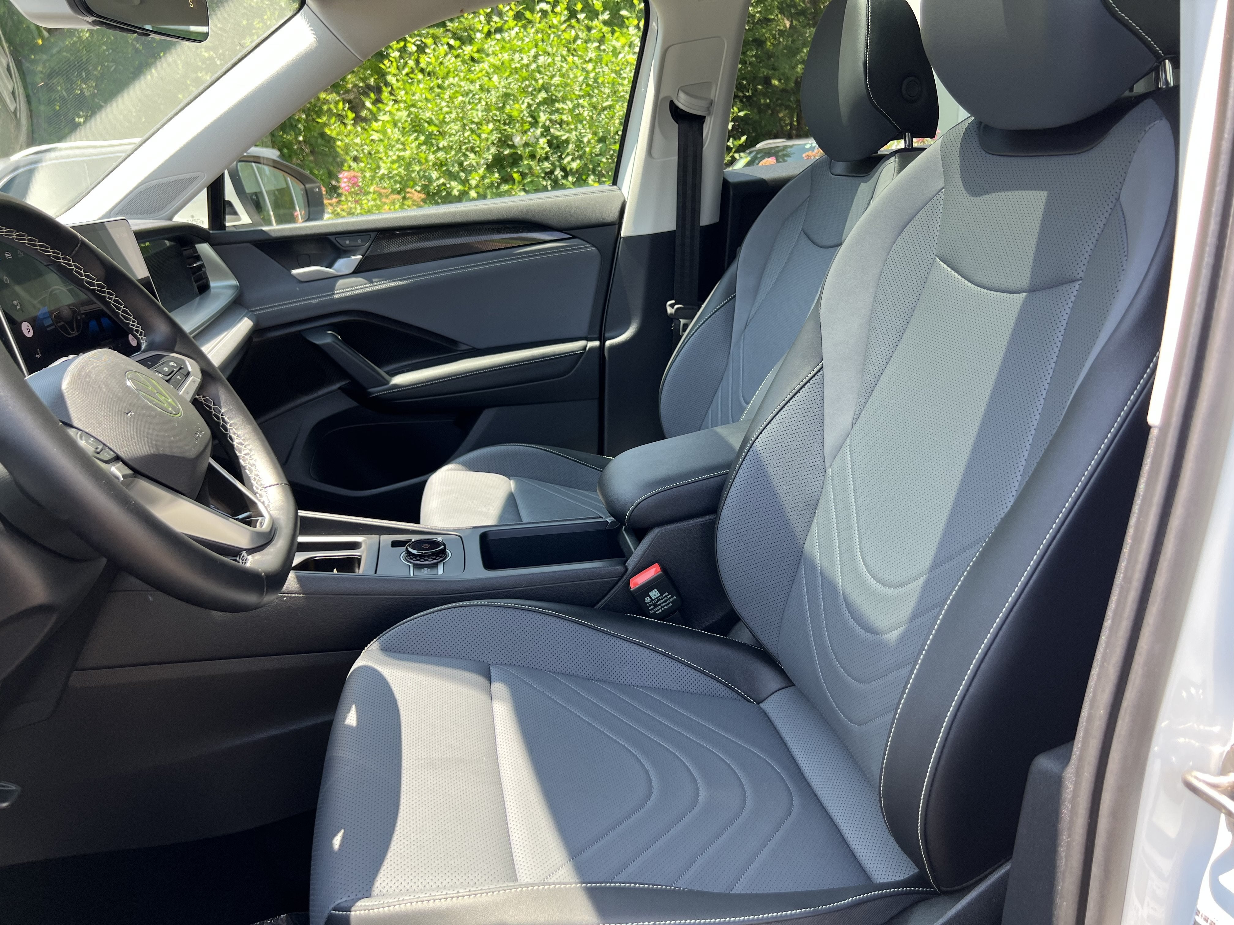 2025 Volkswagen Tiguan SE w/panoramic sunroof