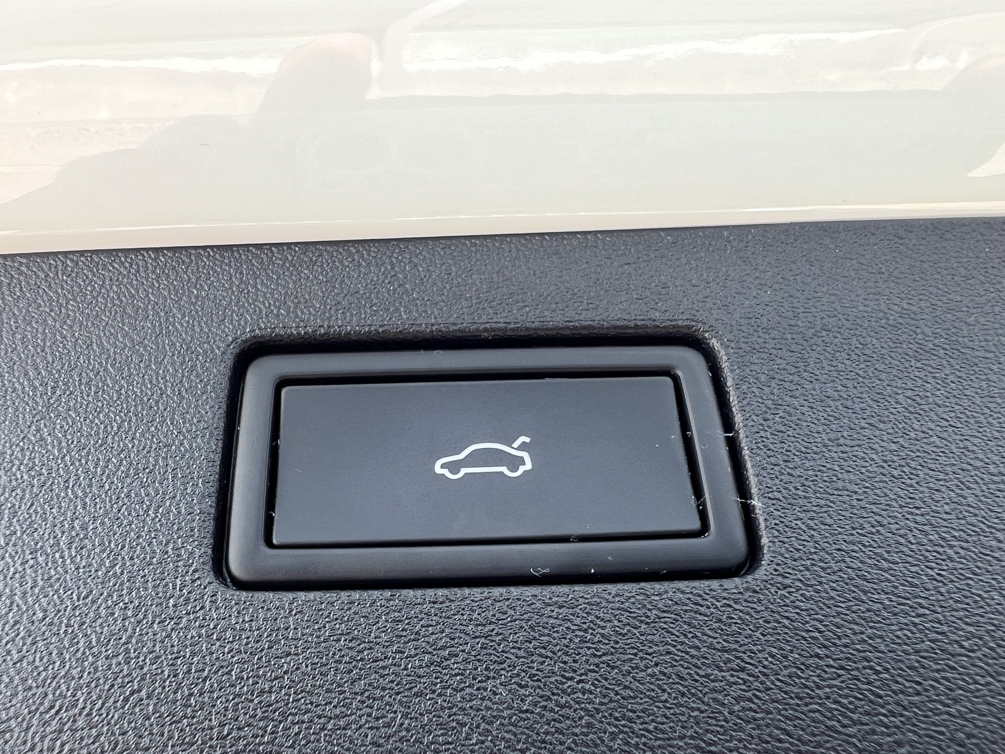 2025 Volkswagen Tiguan SE w/panoramic sunroof