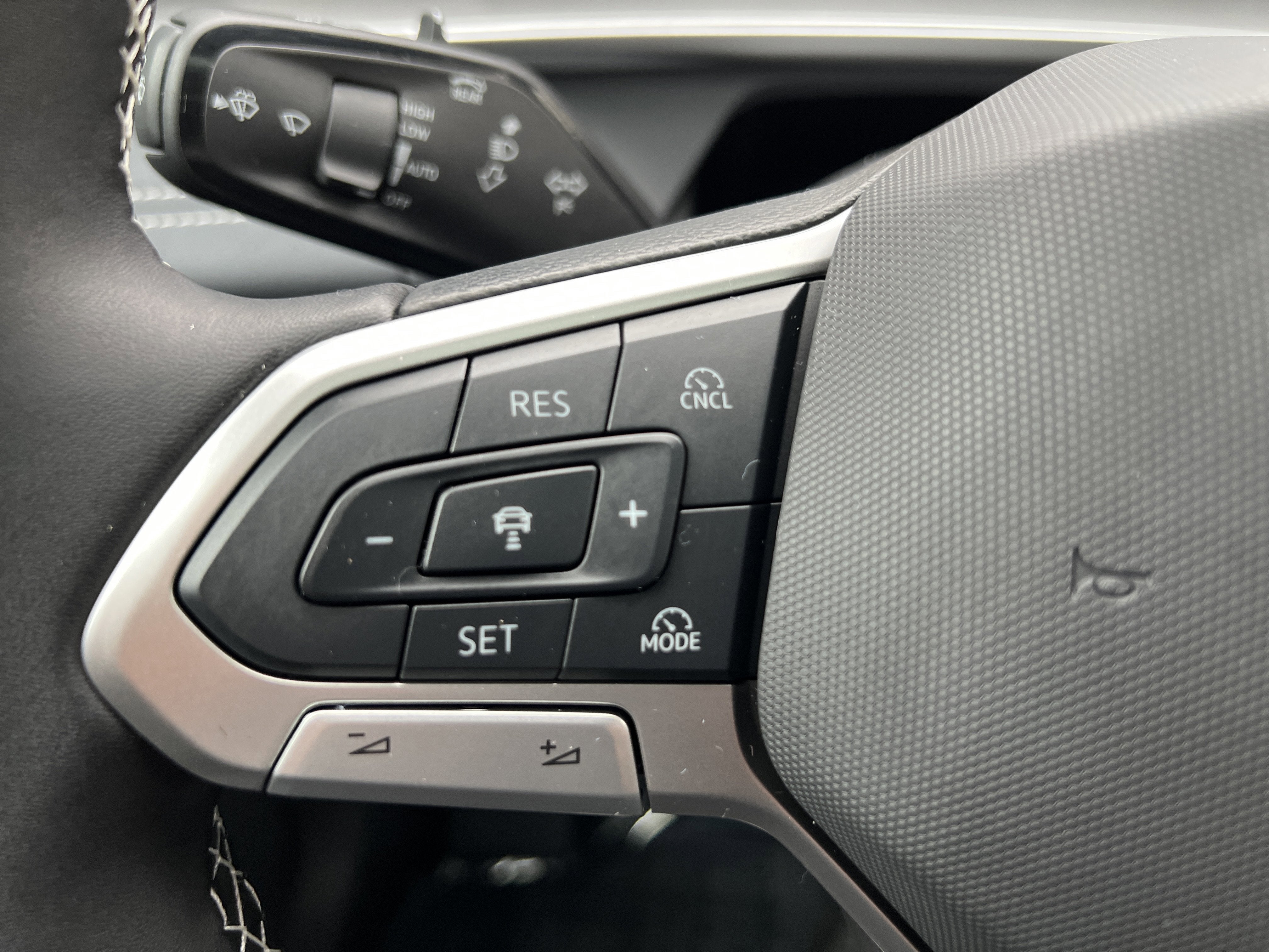 2025 Volkswagen Tiguan SE w/panoramic sunroof