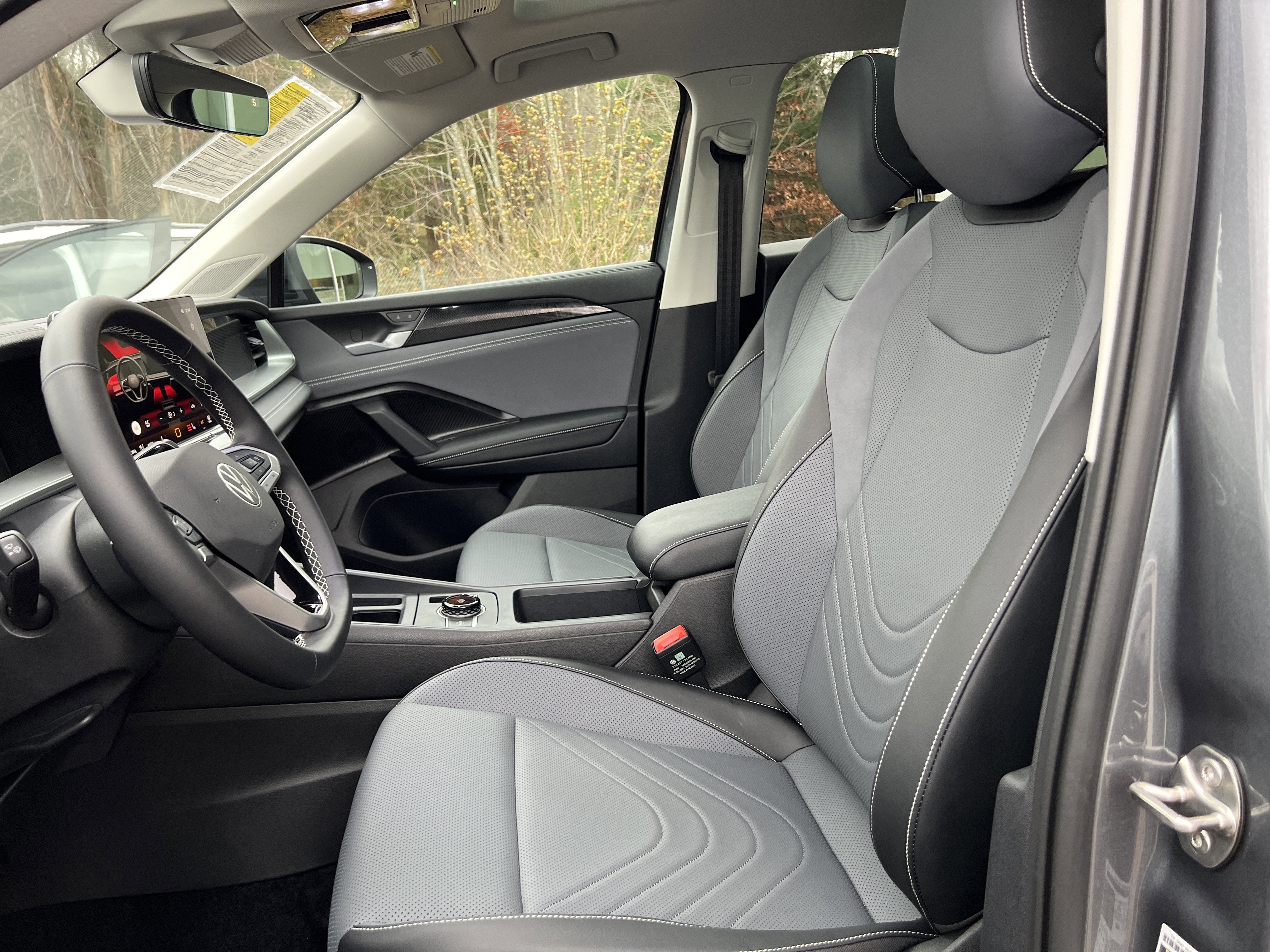 2025 Volkswagen Tiguan SE w/panoramic sunroof