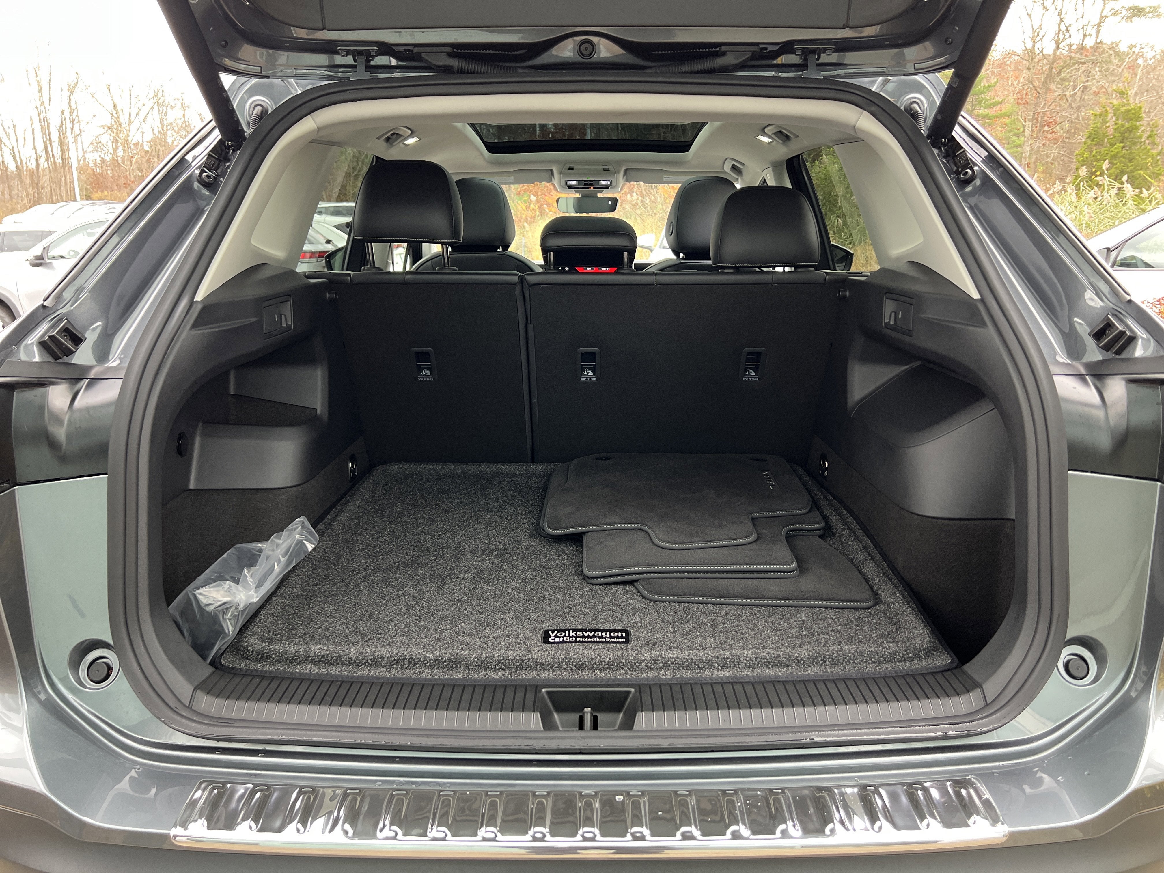 2025 Volkswagen Tiguan SE w/panoramic sunroof