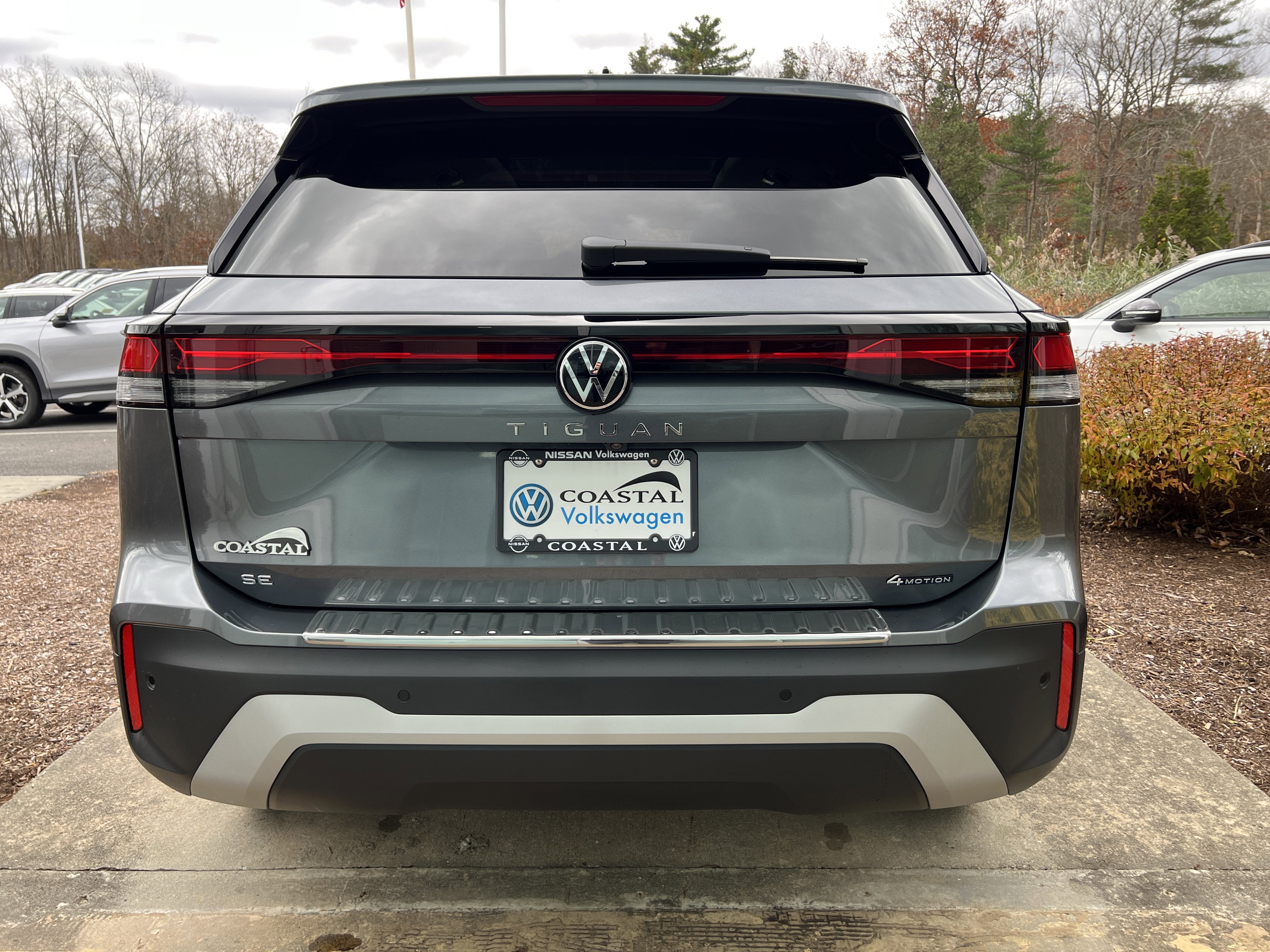 2025 Volkswagen Tiguan SE w/panoramic sunroof
