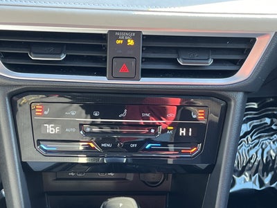 2025 Volkswagen Taos SE w/panoramic sunroof