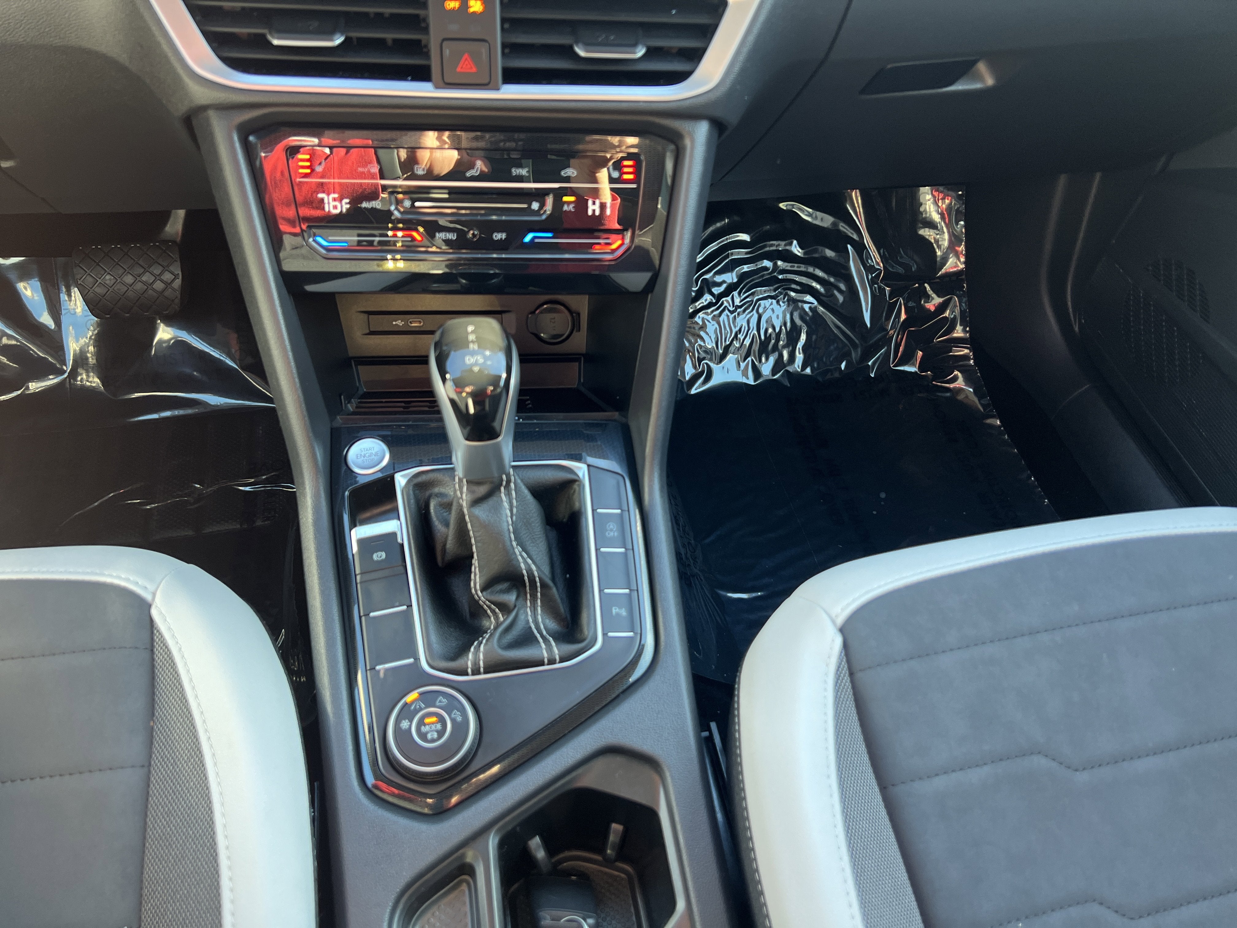 2025 Volkswagen Taos SE w/panoramic sunroof