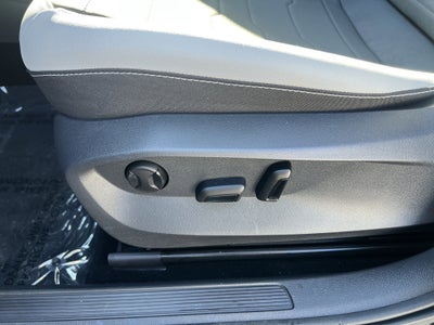 2025 Volkswagen Taos SE w/panoramic sunroof