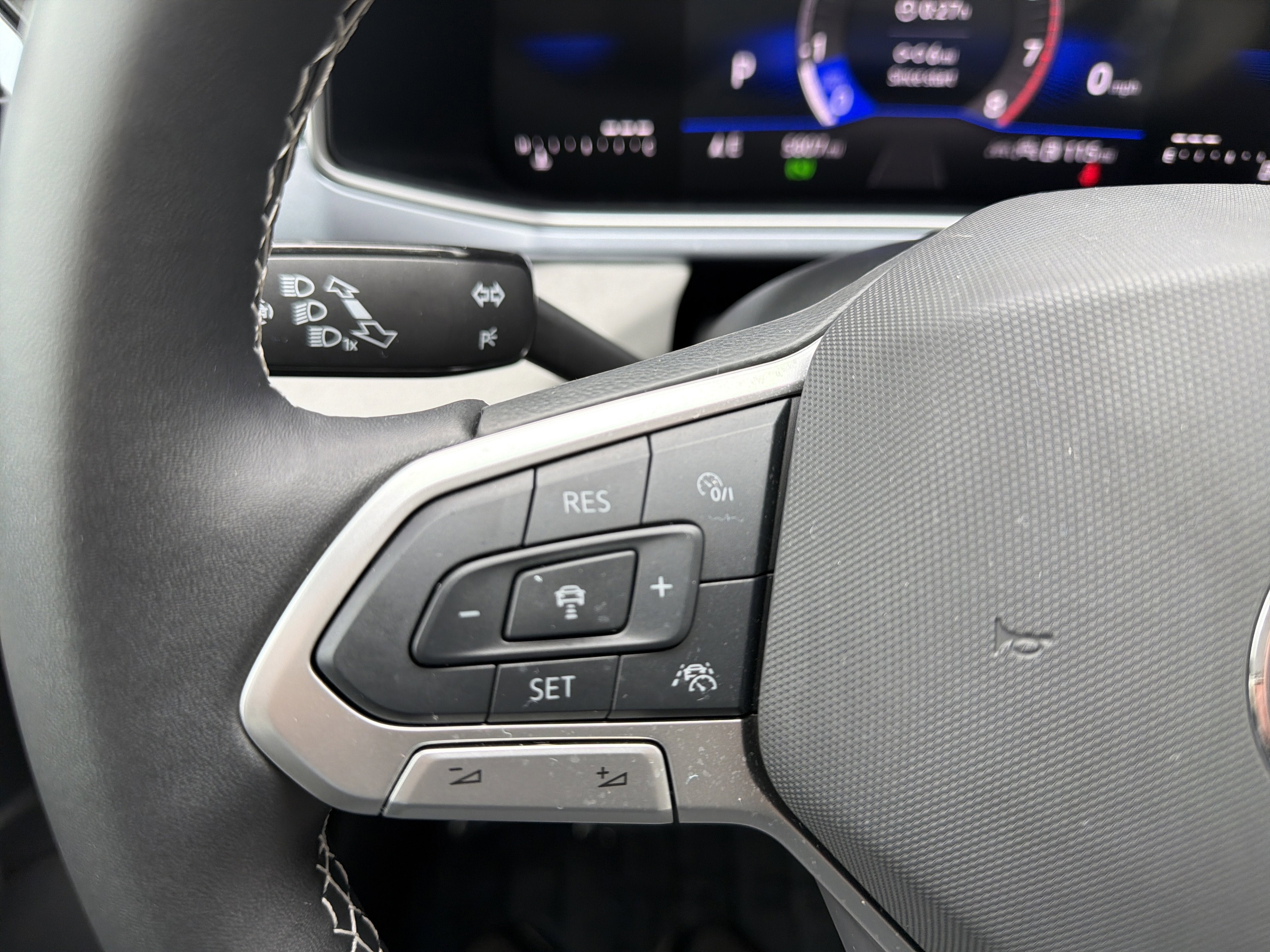 2025 Volkswagen Taos SE w/panoramic sunroof