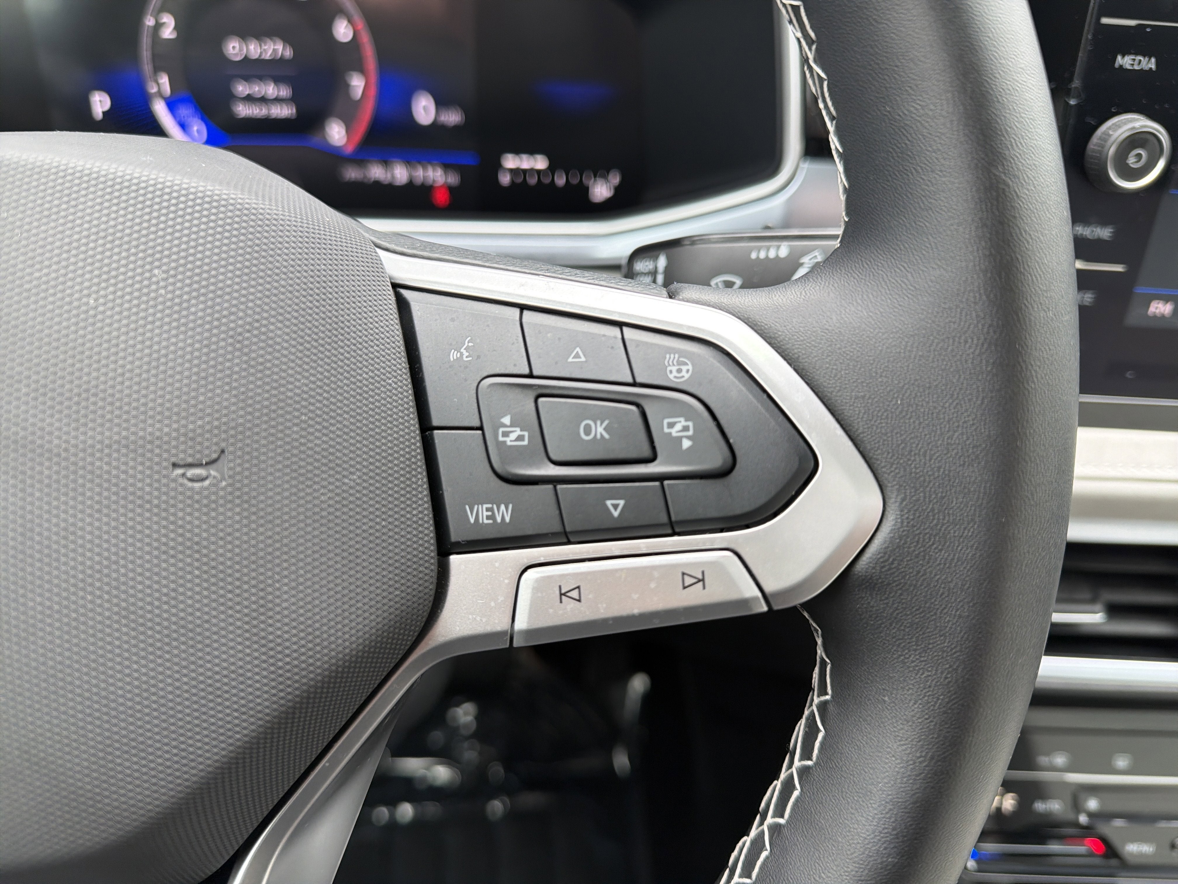 2025 Volkswagen Taos SE w/panoramic sunroof