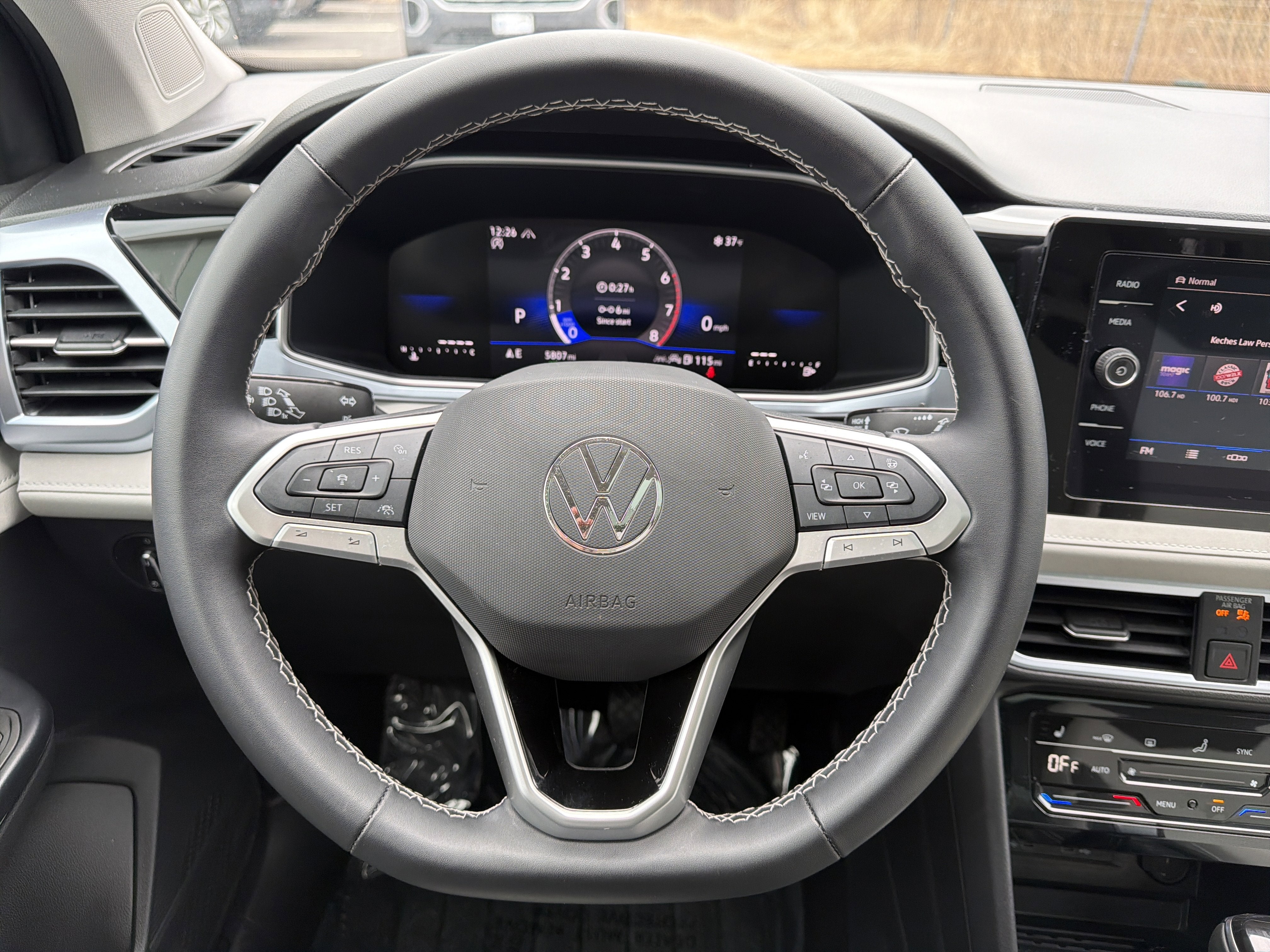 2025 Volkswagen Taos SE w/panoramic sunroof