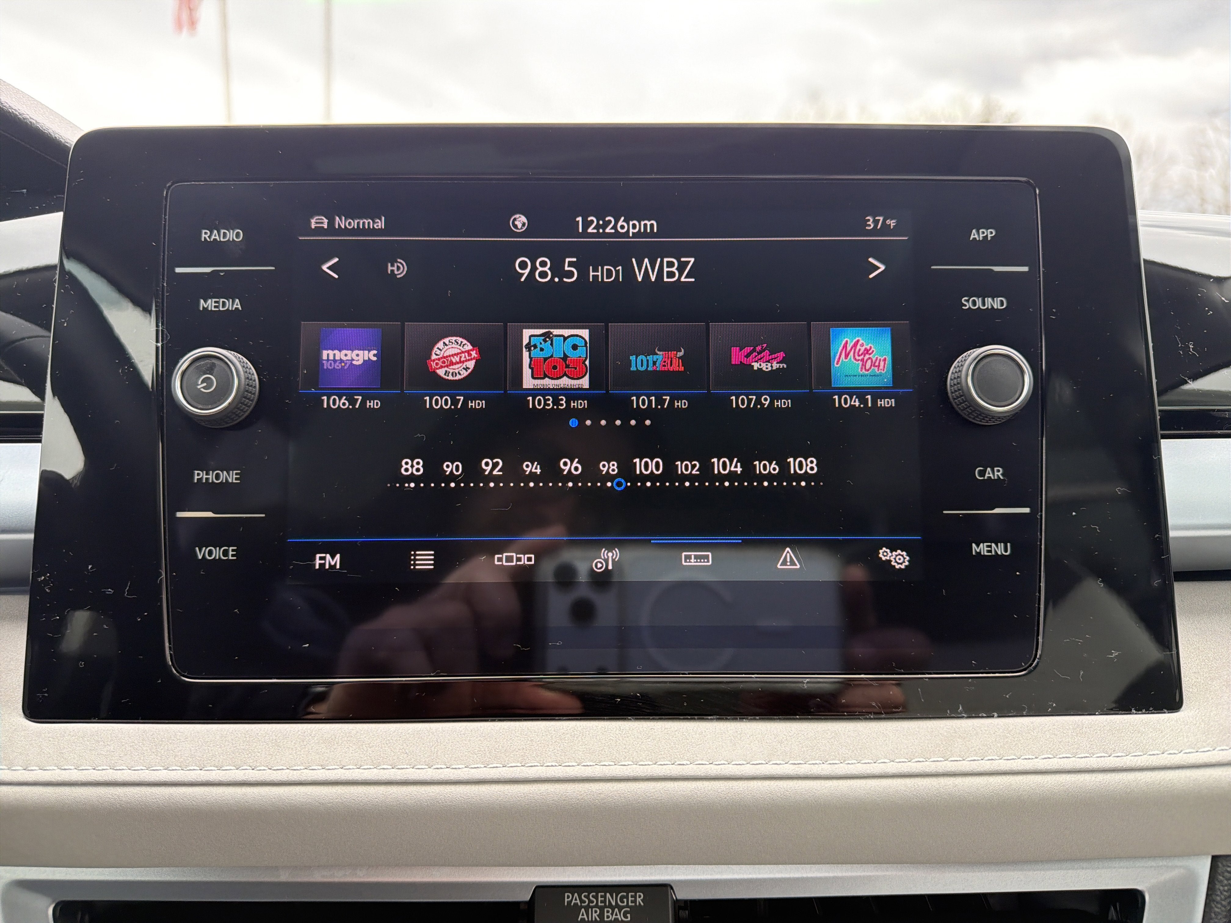 2025 Volkswagen Taos SE w/panoramic sunroof