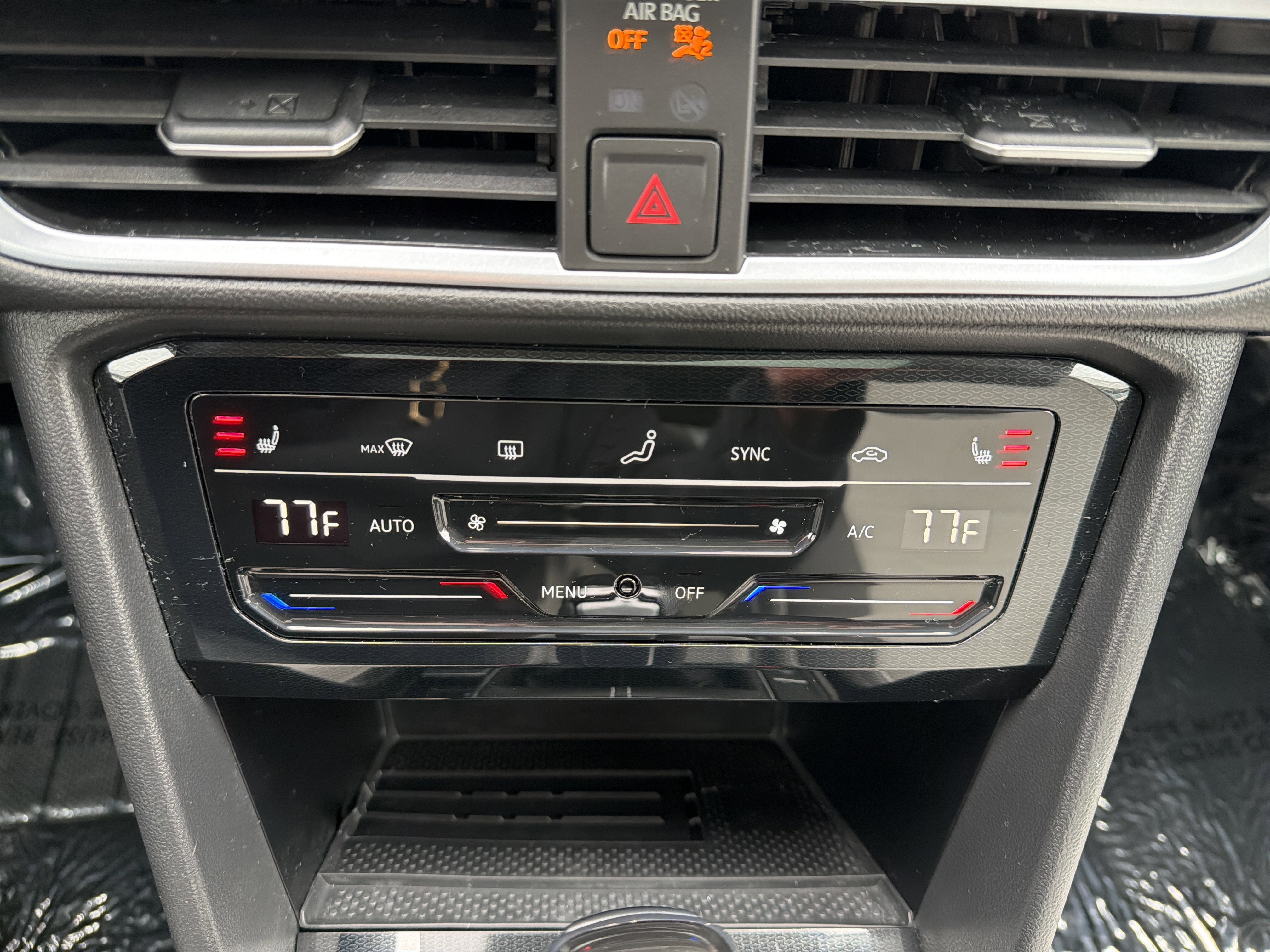 2025 Volkswagen Taos SE w/panoramic sunroof