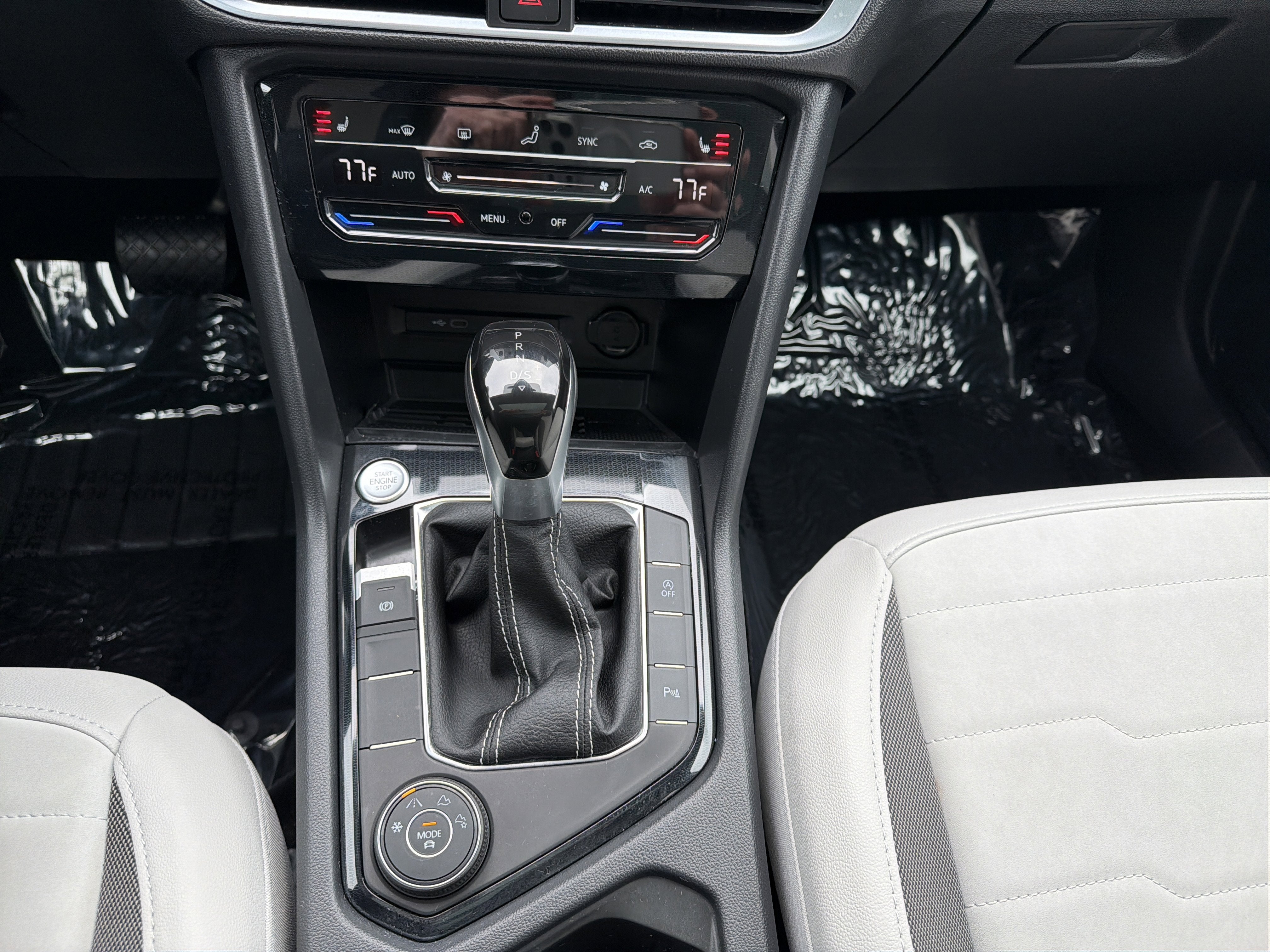 2025 Volkswagen Taos SE w/panoramic sunroof