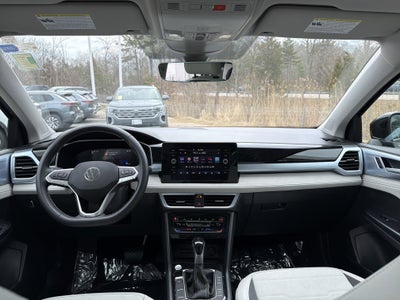 2025 Volkswagen Taos SE w/panoramic sunroof