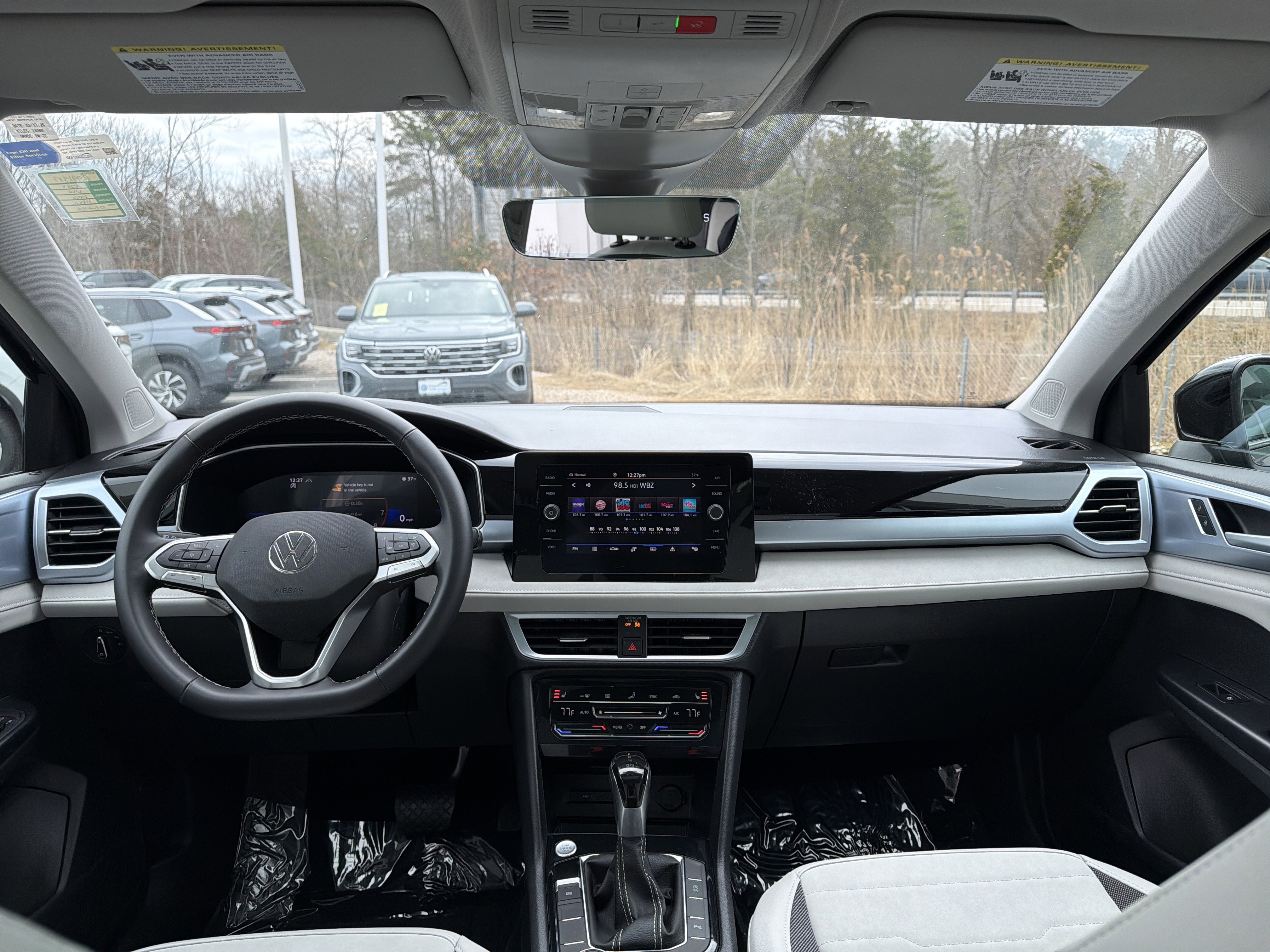 2025 Volkswagen Taos SE w/panoramic sunroof