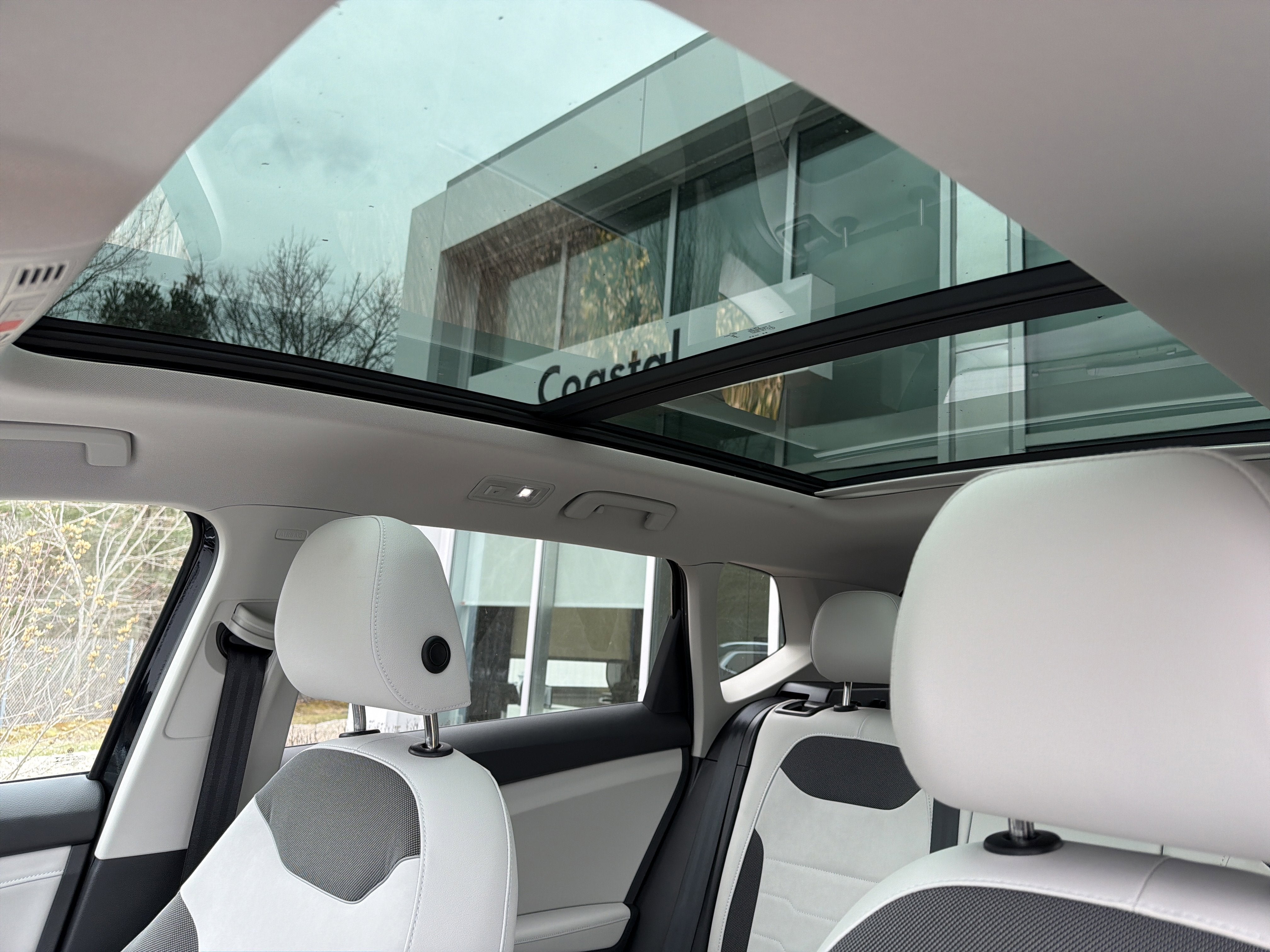 2025 Volkswagen Taos SE w/panoramic sunroof