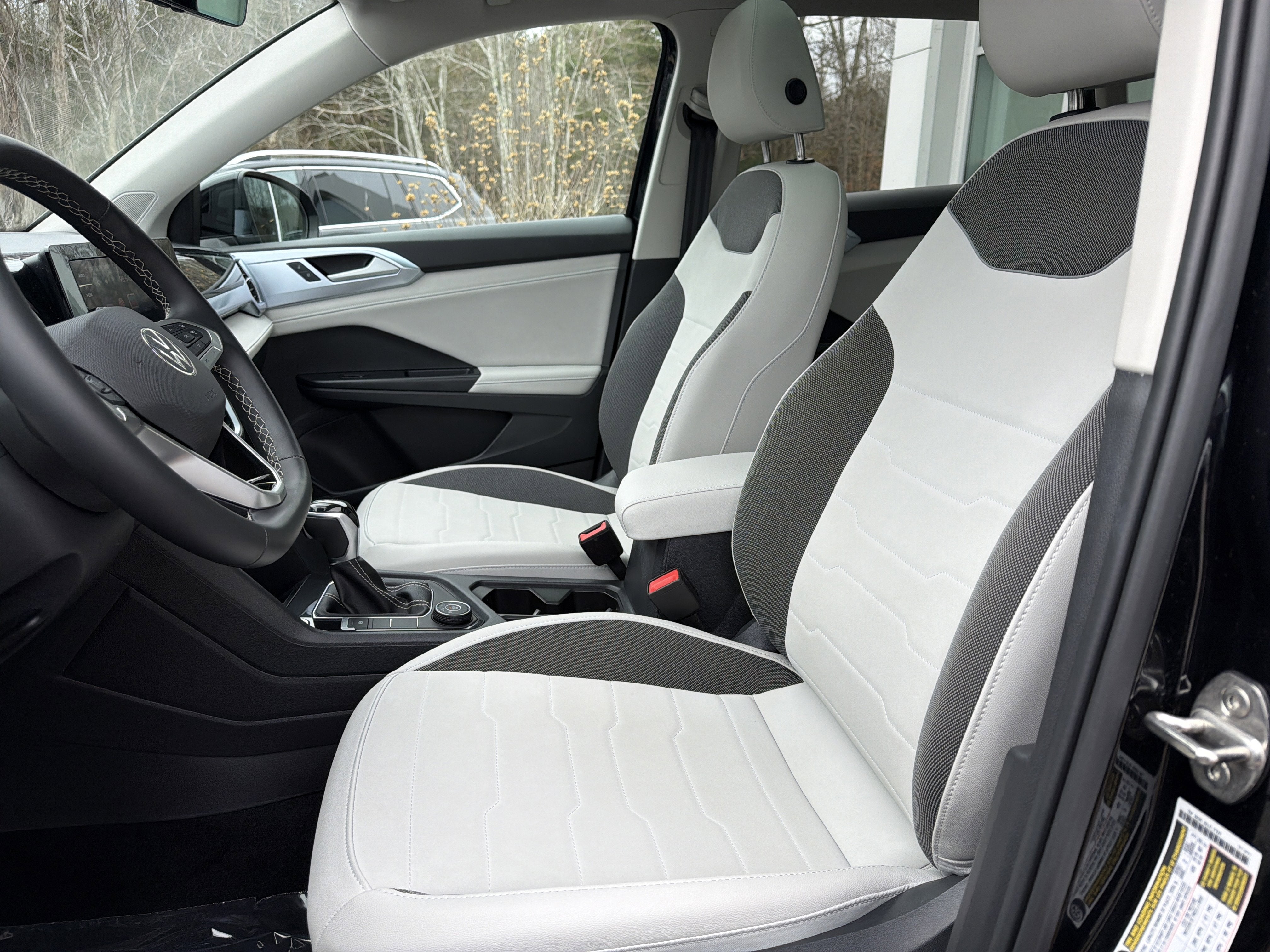 2025 Volkswagen Taos SE w/panoramic sunroof