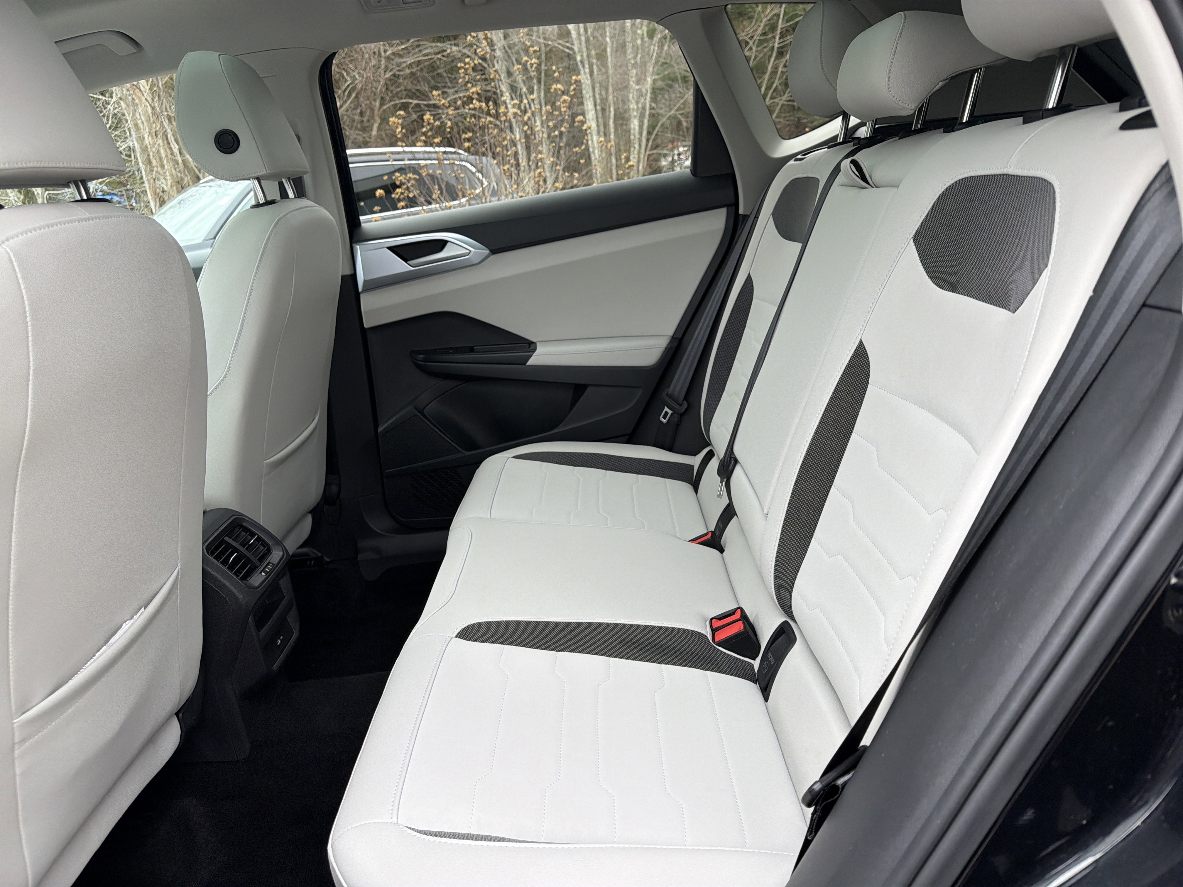 2025 Volkswagen Taos SE w/panoramic sunroof