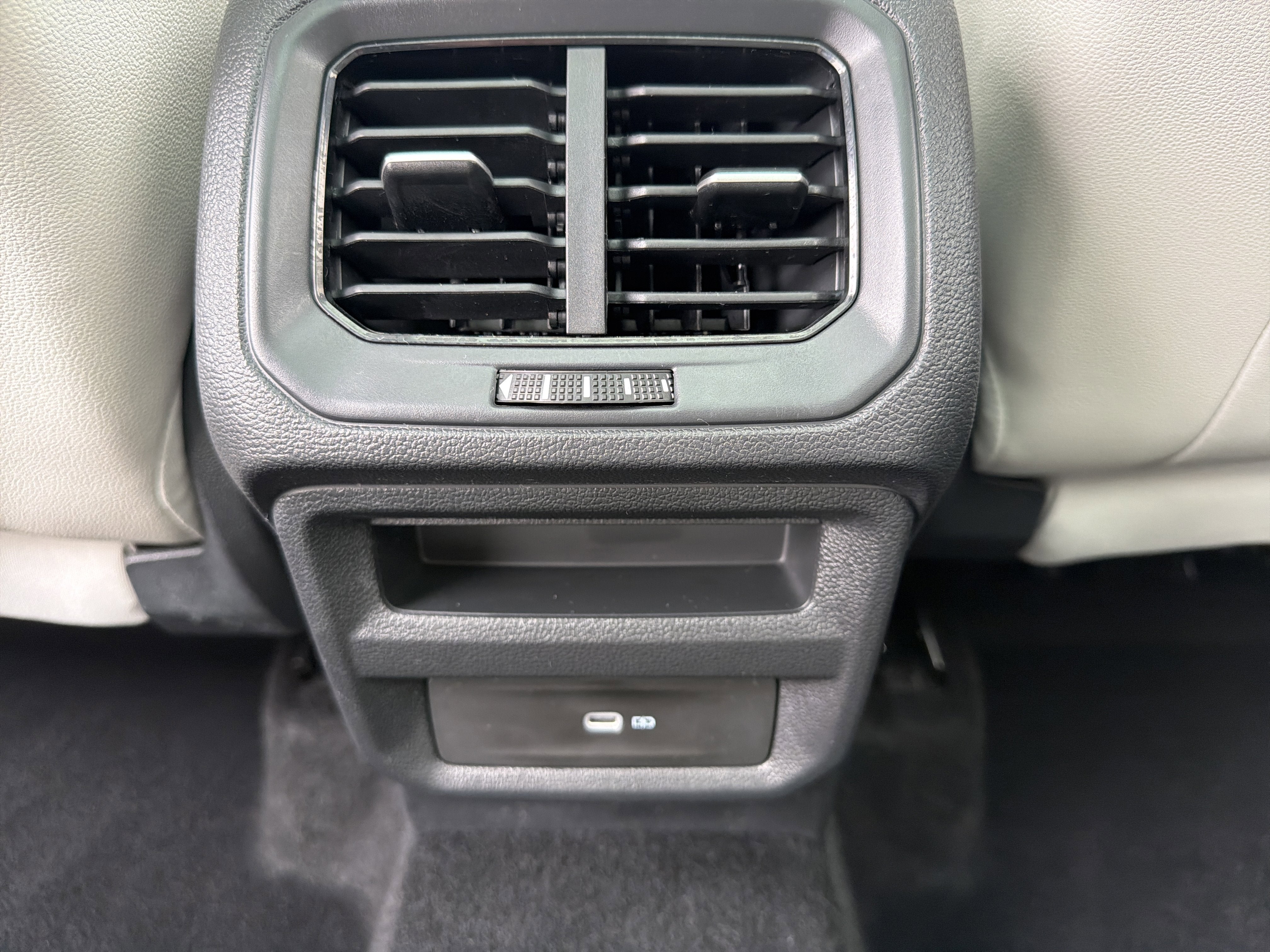 2025 Volkswagen Taos SE w/panoramic sunroof