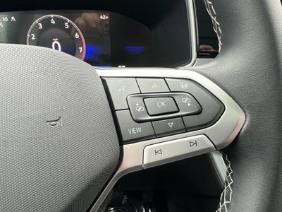 2025 Volkswagen Taos SE w/panoramic sunroof