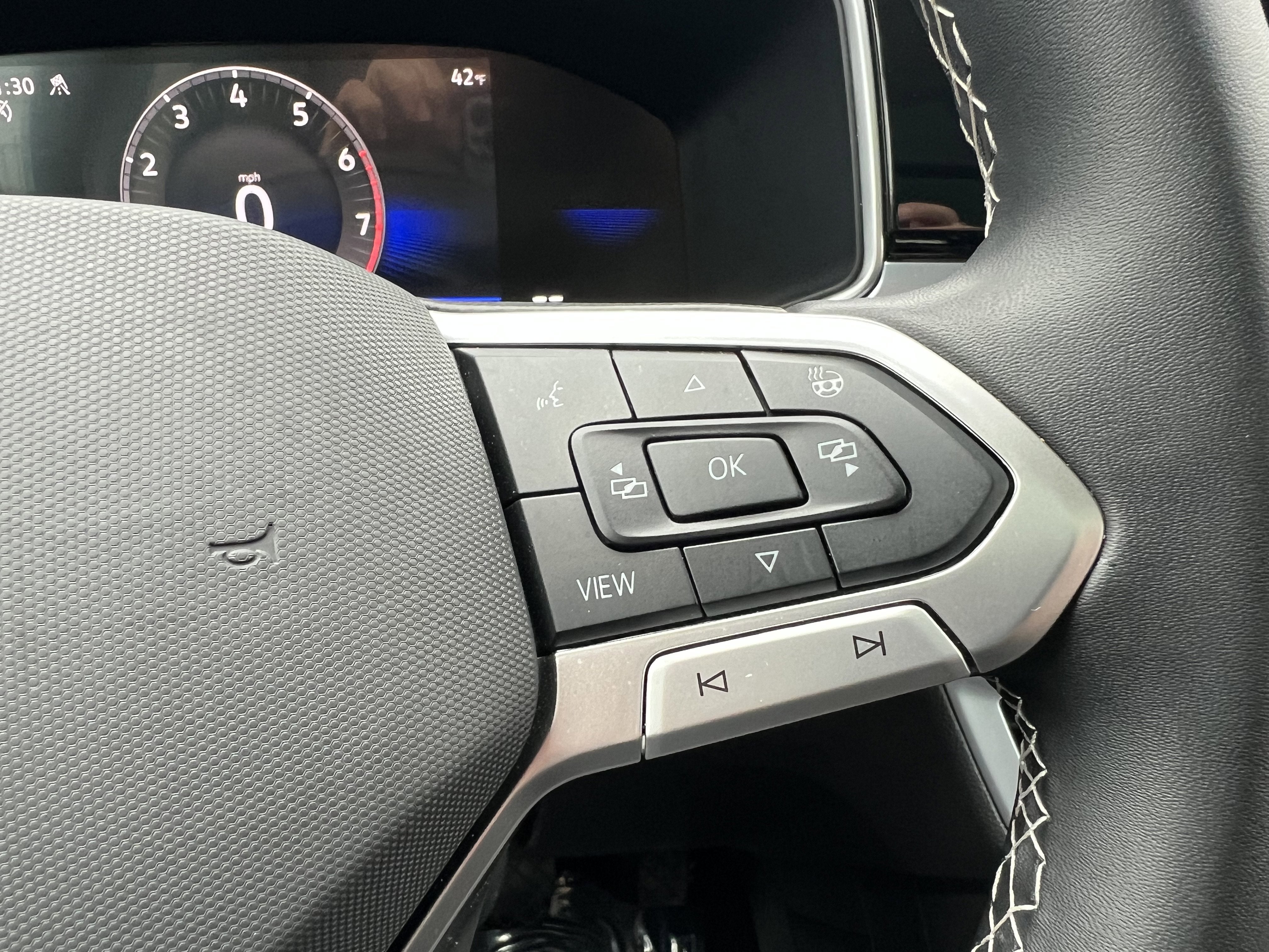 2025 Volkswagen Taos SE w/panoramic sunroof