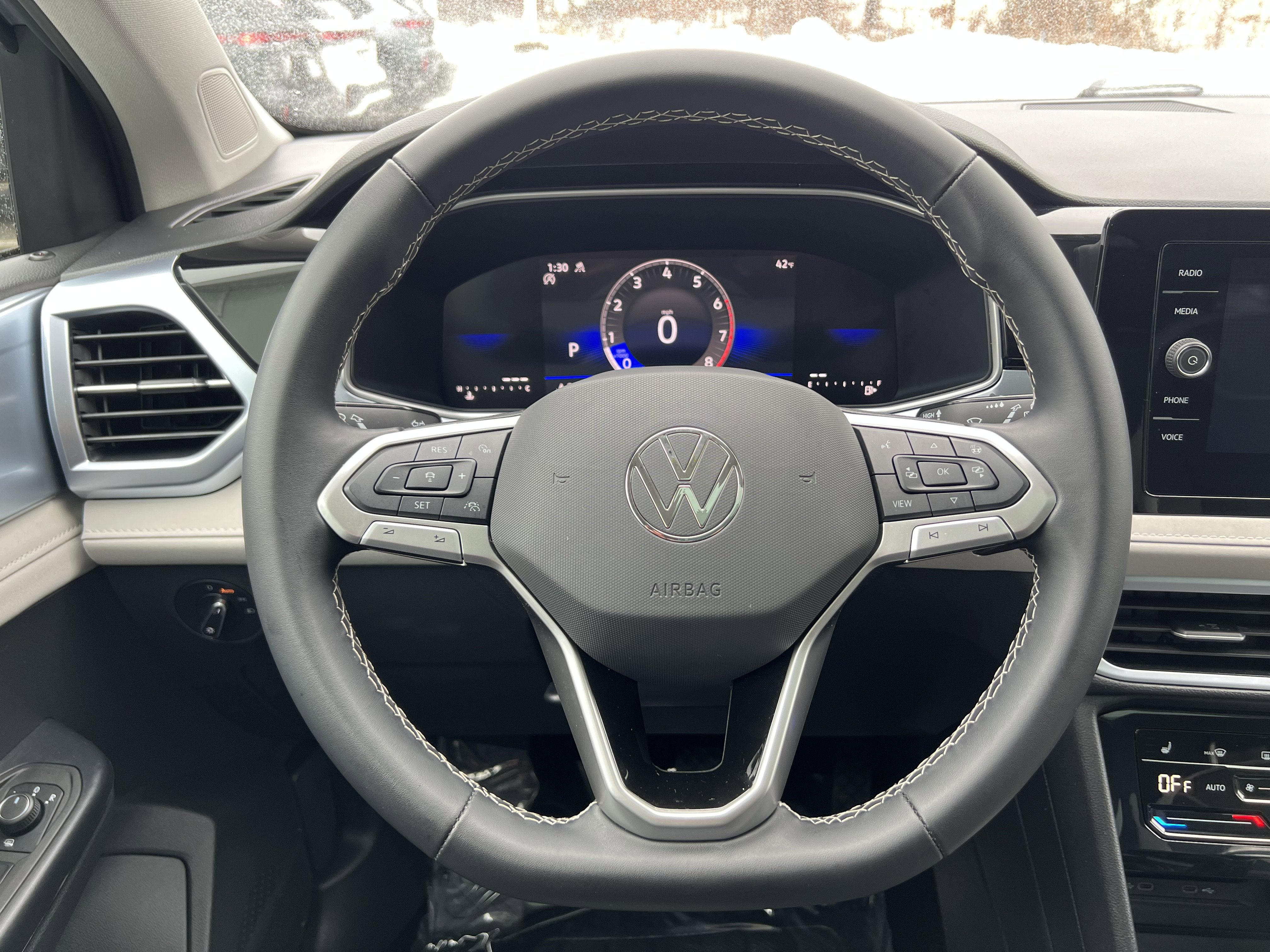 2025 Volkswagen Taos SE w/panoramic sunroof
