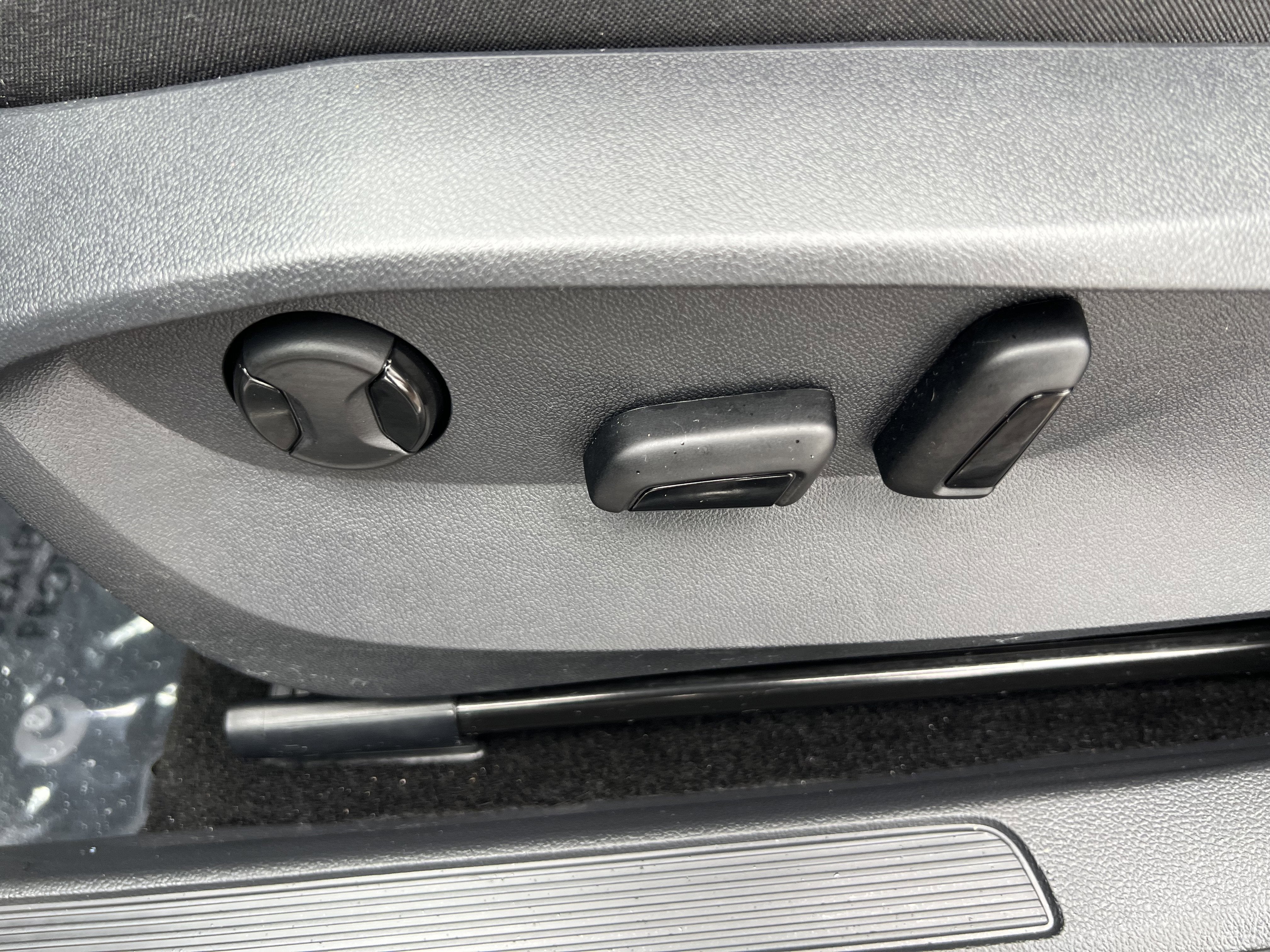 2025 Volkswagen Taos SE w/panoramic sunroof