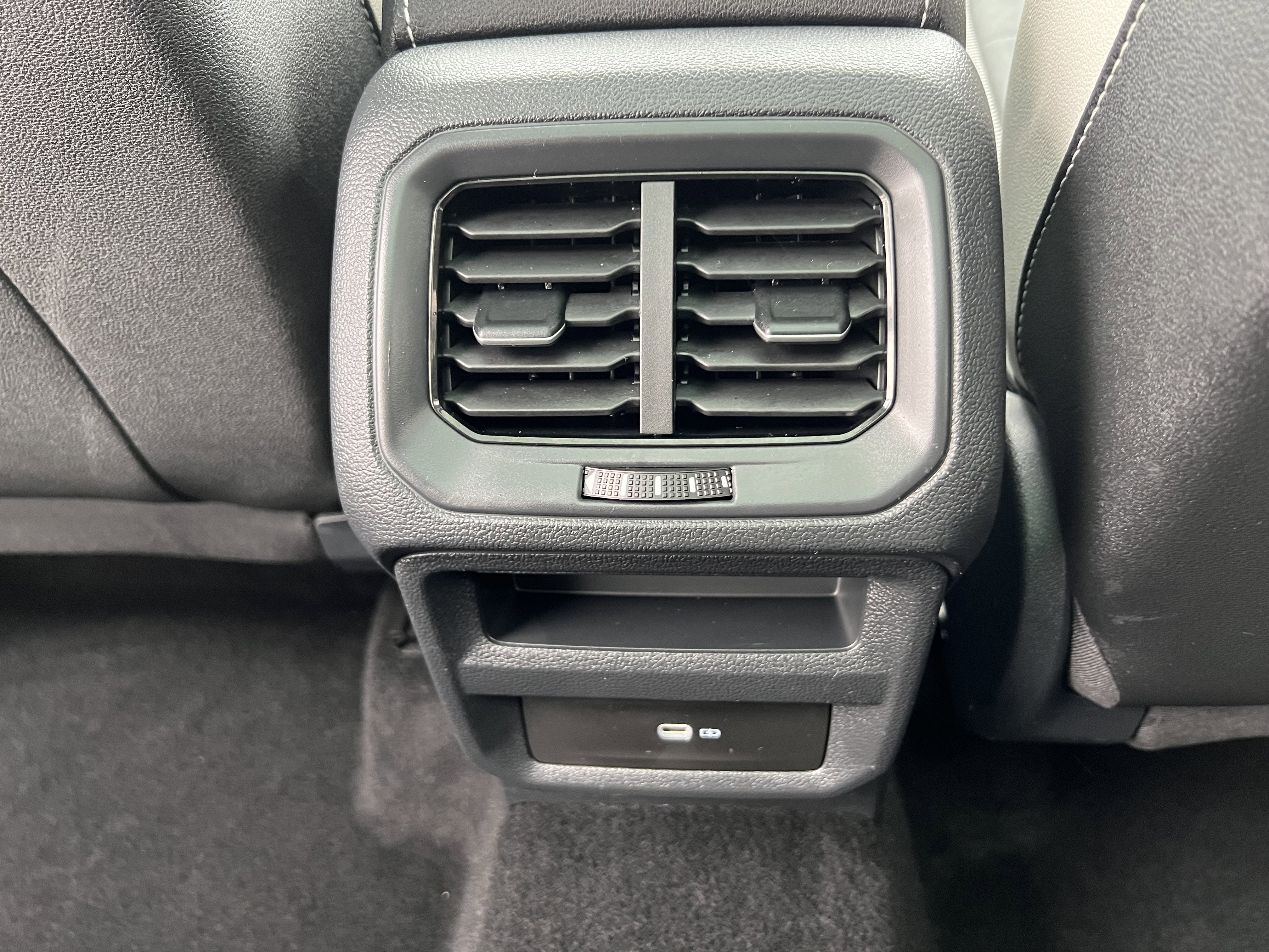 2025 Volkswagen Taos SE w/panoramic sunroof