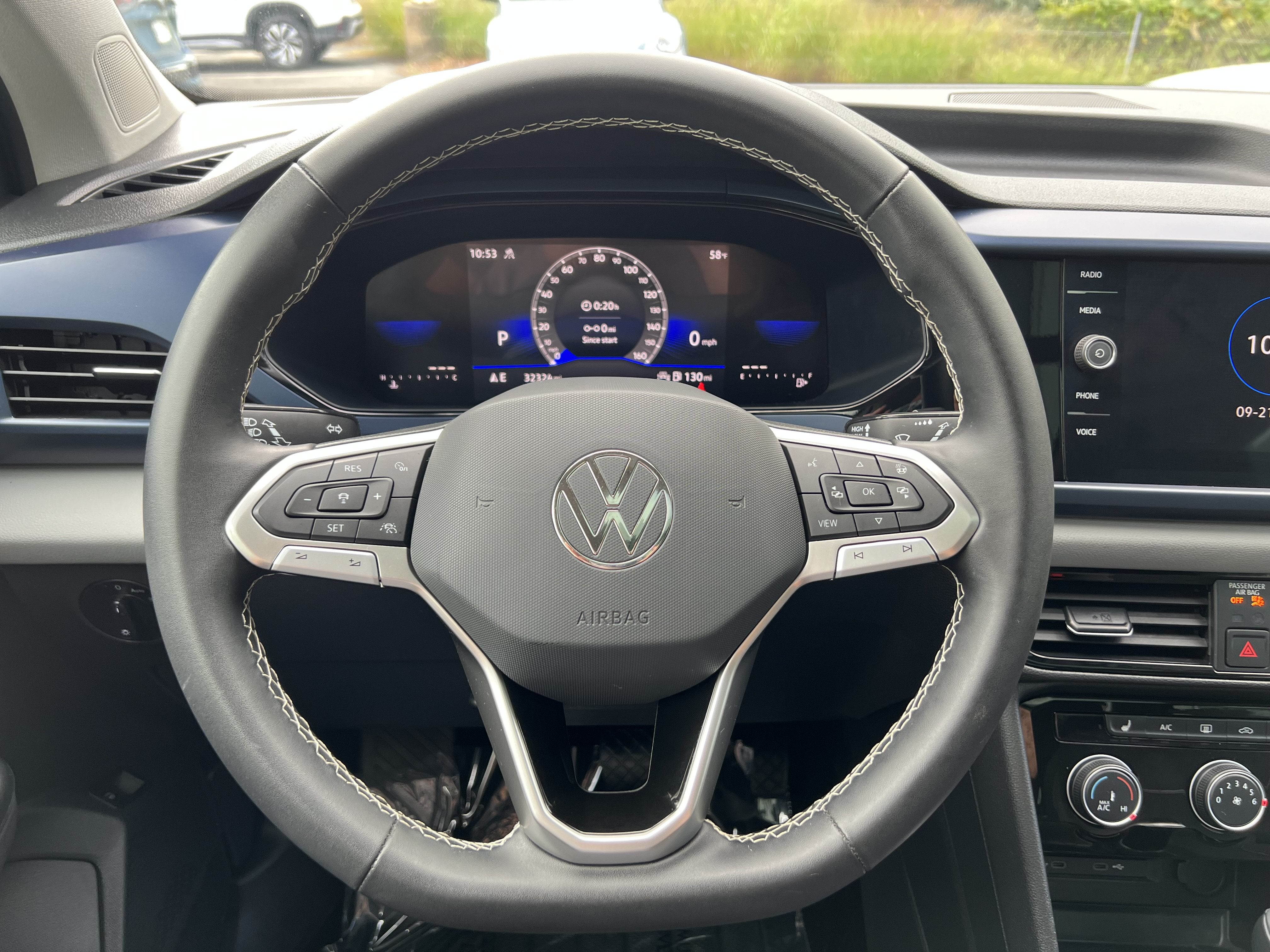 2023 Volkswagen Taos SE w/panoramic sunroof