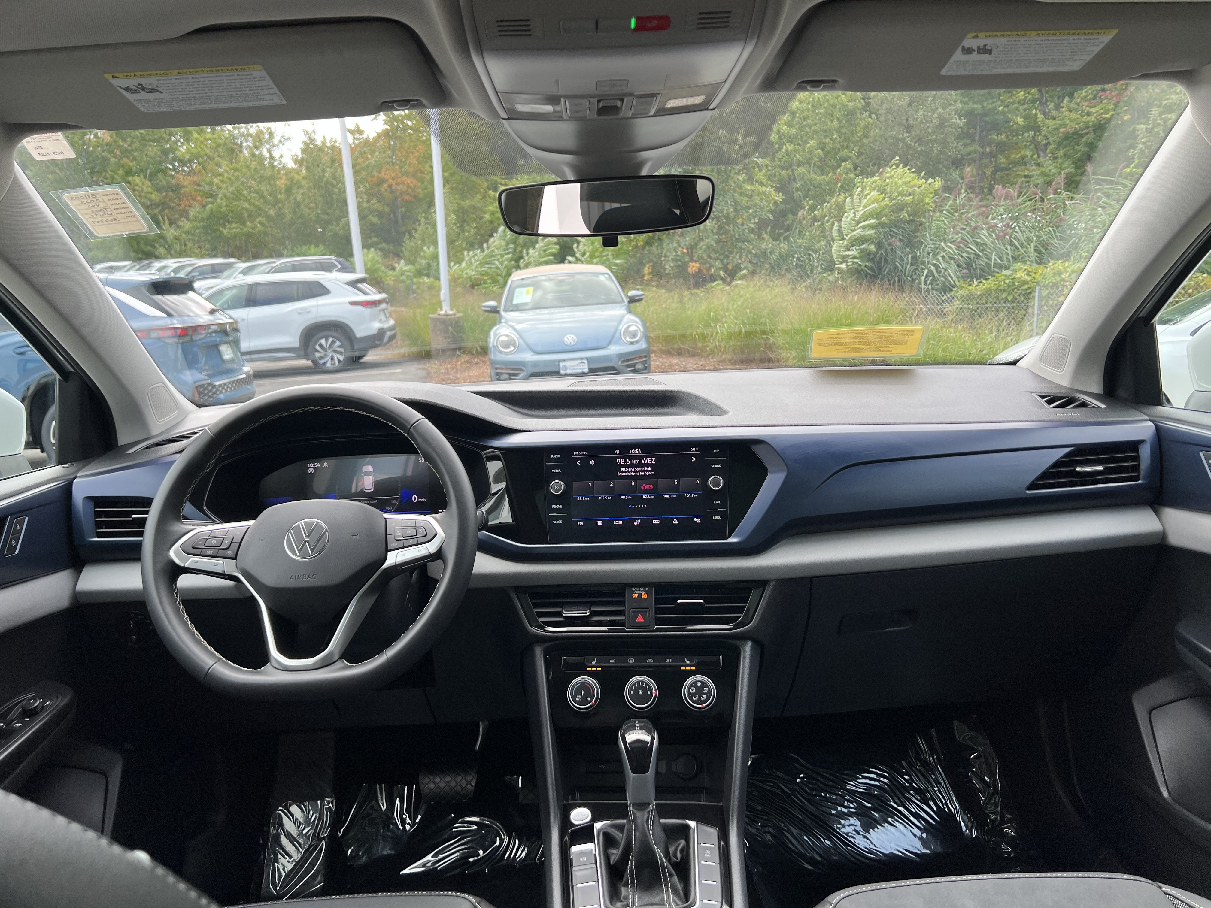 2023 Volkswagen Taos SE w/panoramic sunroof
